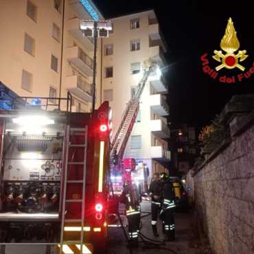 Sondrio, incendio in un appartamento: salvato un gatto, proprietario al pronto soccorso