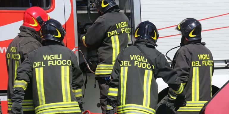 Incidente a Piateda: auto ribaltata, 29enne ferita 1 vigili del fuoco 2