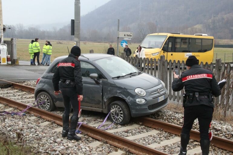 Auto sui binari dopo uno scontro al passaggio a livello: disagi ai treni in Valtellina 3 500
