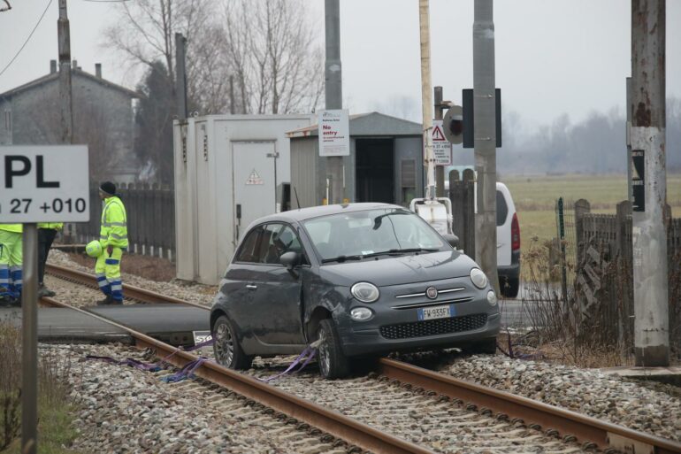 Auto sui binari dopo uno scontro al passaggio a livello: disagi ai treni in Valtellina 2 500 binari 2