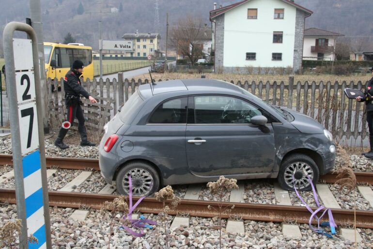 Auto sui binari dopo uno scontro al passaggio a livello: disagi ai treni in Valtellina 1 500 binari
