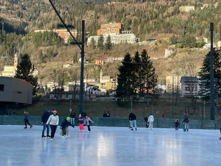 Il ghiaccio continua a brillare a Sondalo: pattinaggio al Palaghiaccio per tutto gennaio 2026 1 Pattinaggio inverno ghiaccio 2024 4