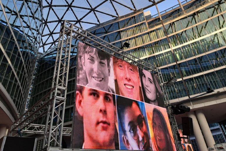 CRANS-MONTANA, PALAZZO LOMBARDIA RENDE OMAGGIO ALLE VITTIME CON IMMAGINI E BANDIERE A MEZZ'ASTA 1 Pista 3