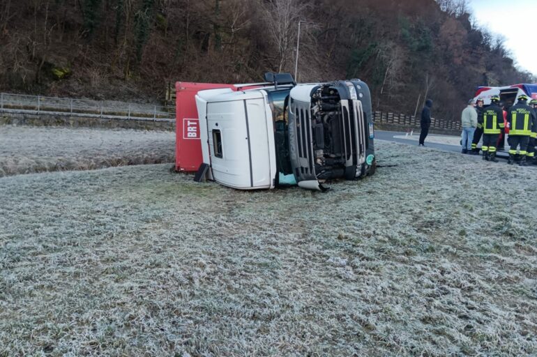 Camion si ribalta sulla SP16 a Forcola: coinvolto un uomo di 59 anni 1 Senza titolo 1