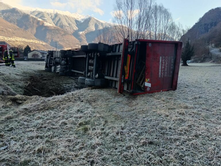 Camion si ribalta sulla SP16 a Forcola: coinvolto un uomo di 59 anni 2 Senza titolo