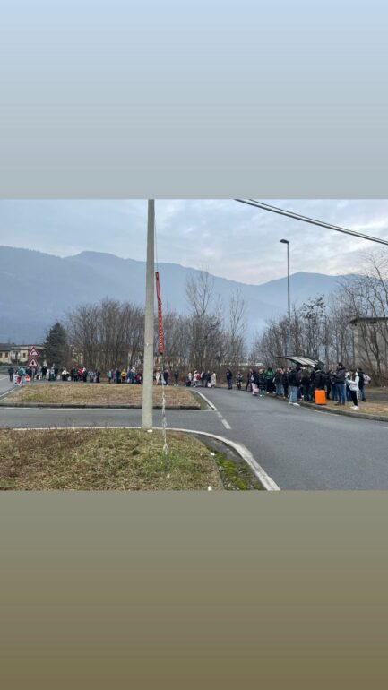 Auto sui binari dopo uno scontro al passaggio a livello: disagi ai treni in Valtellina 4 pendolari