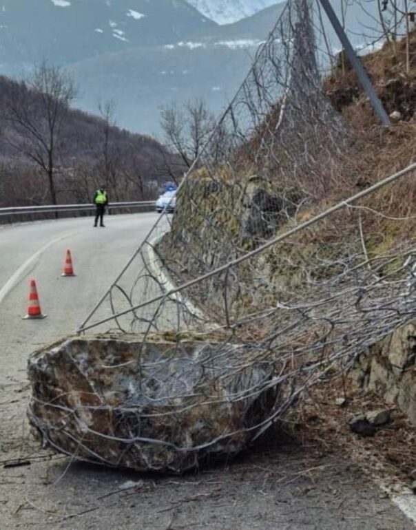 Valmalenco, masso cade sulla strada provinciale: traffico ripristinato, nessun ferito 1 MASSO
