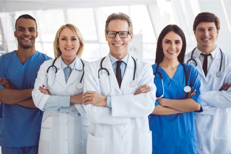 INPS Lombardia: pubblicato l’avviso per il reclutamento di 23 medici. Candidature entro il 10 febbraio 1 Medici e infermieri gruppo no mask