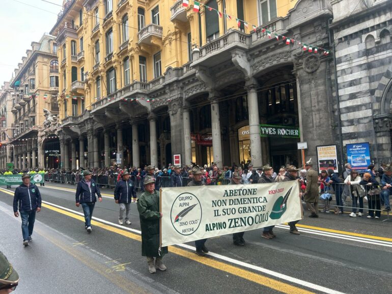 Adunata Alpini 2026: in corso la grande sfilata delle Penne Nere a Genova 2 alpini 2