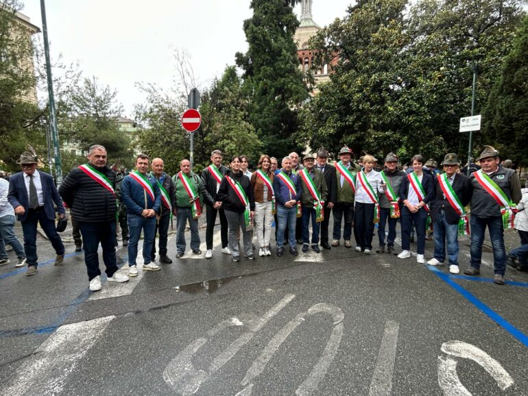 Adunata Alpini 2026: in corso la grande sfilata delle Penne Nere a Genova 1 sindaci