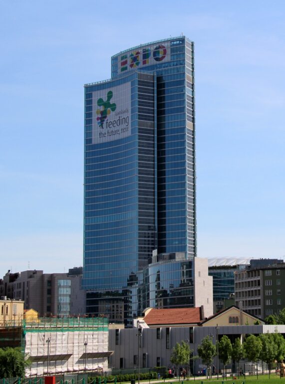 Energia in Lombardia, il Consiglio regionale approva la strategia su innovazione, idroelettrico e nucleare di nuova generazione 1 Piazza Gae Aulenti with Palazzo Lombardia cropped