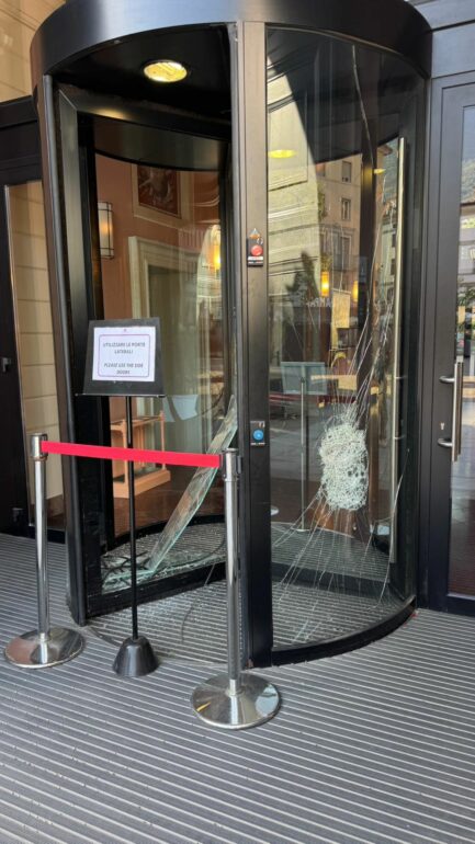 Sondrio, danneggia la porta dell’Hotel della Posta: uomo fermato dalla Polizia 2 hotel posta
