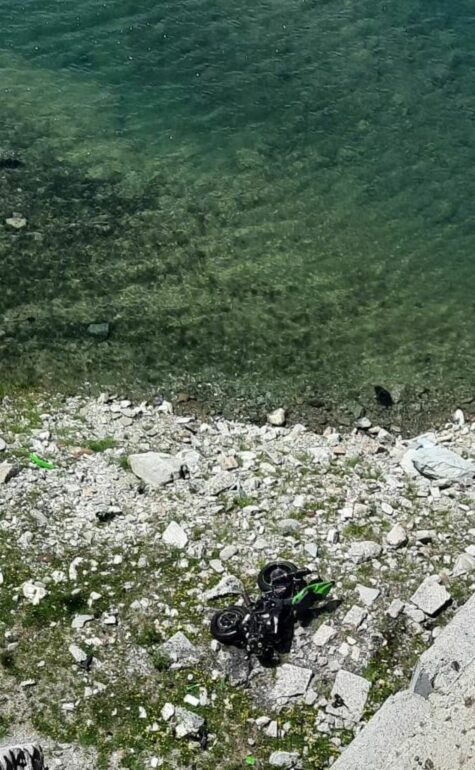 Incidente sulla SS36 a Madesimo: frontale tra moto e furgone, muore la passeggera. Le immagini dello schianto 2 moto