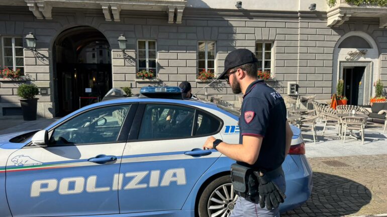 Sondrio, danneggia la porta dell’Hotel della Posta: uomo fermato dalla Polizia 1 polizia