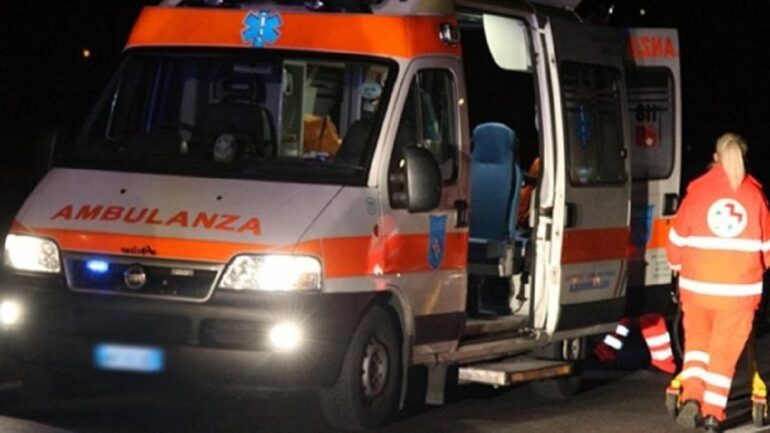 Incidente nella notte a Villa di Tirano: quattro giovani coinvolti, due in ospedale 1 ambulanza notte soccorso 800x450 1