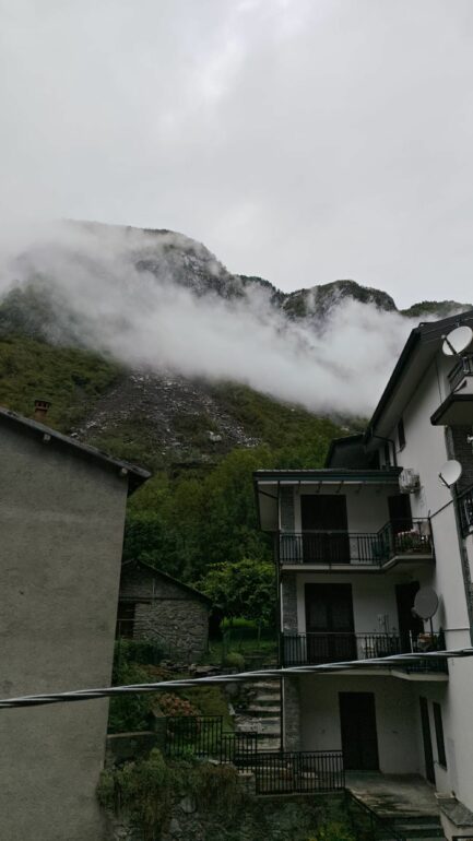 La frana dello Scaiun, in Valmasino. 45 evacuati fra cui anche il sindaco. Droni per monitorare la montagna 3 IMG 20260910 WA0002