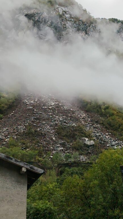 La frana dello Scaiun, in Valmasino. 45 evacuati fra cui anche il sindaco. Droni per monitorare la montagna 1 IMG 20260910 WA0003 1