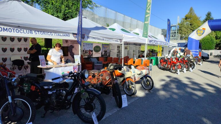 Motoraduno Guzzi in corso a Mandello: presente anche Valtellina Veteran Car 1 guzzi