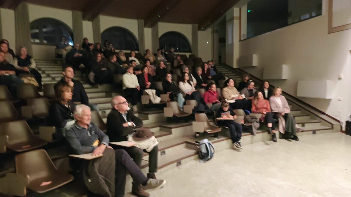 Villa di Tirano, in corso la conferenza “Bambini plusdotati: una bussola per un mondo da scoprire” 9 IMG 20261023 WA0042